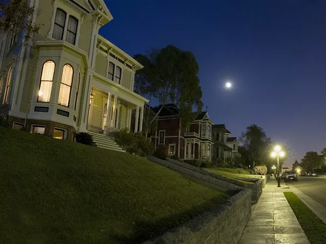 Where is Kew Drive located in Los Angeles?